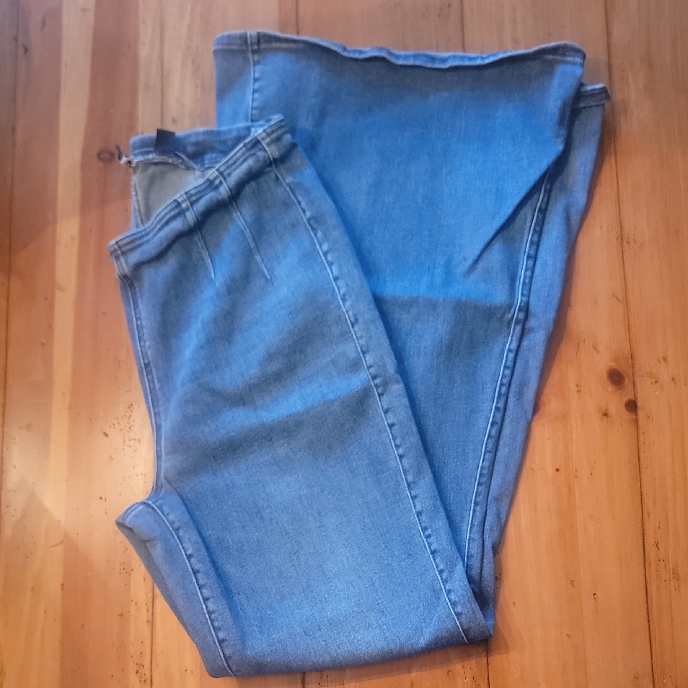 American Eagle Pull On Festival Flare Medium Short